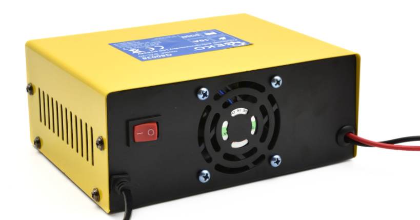 Akkumulátor töltő - mikroprocesszoros LCD 6/12V 24A G80038