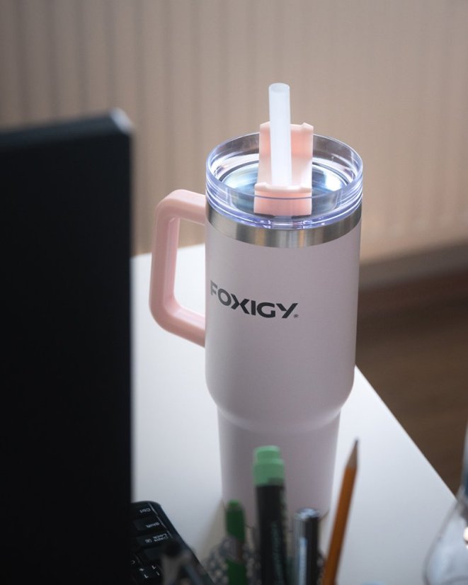 Termohrnček do auta so slamkou 1200 ml Cherry