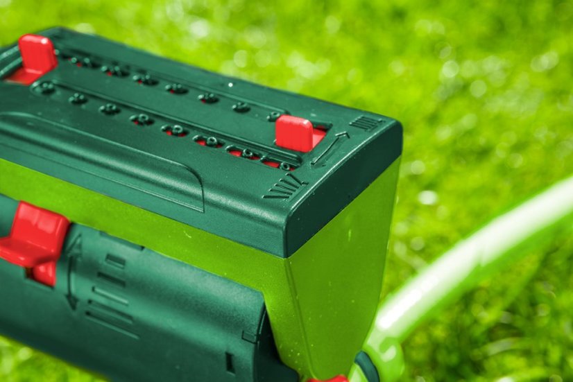 Oszillierender Sprühgerät mit multidirektionaler Reichweitenregulierung, Sprühfläche bis zu 208 m2 15G773