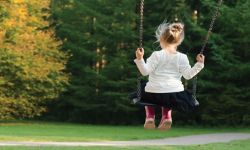 Detská drevená hojdačka: Zaručená zábava pre vaše ratolesti