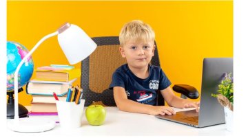 Íróasztalok az iskolások számára - hogyan válasszuk ki a megfelelőt?